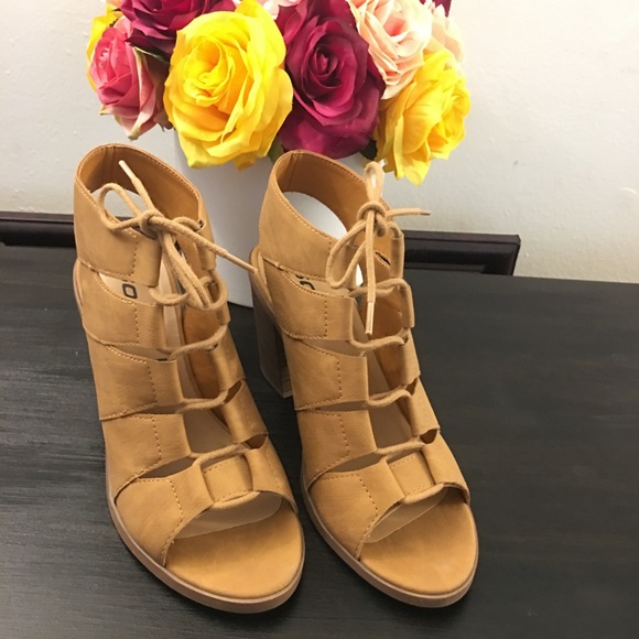 Tan color cage heels - Picture 5 of 6